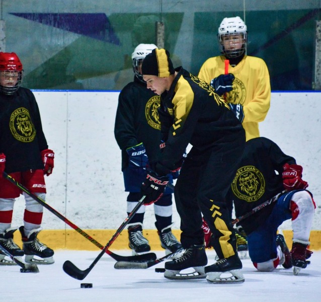 Занятие хоккем для детей